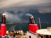 Ausfahrt von Kiel (ein Gewitter zieht auf)