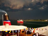 Ausfahrt von Kiel (ein Gewitter zieht auf)