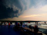 Ausfahrt von Kiel (ein Gewitter zieht auf)