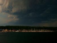 Ausfahrt von Kiel (ein Gewitter zieht auf)