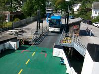 Unser Bus kommt auf die Fähre 