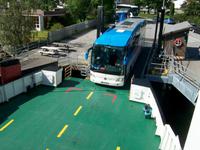 Unser Bus kommt auf die Fähre 