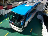 Unser Bus kommt auf die Fähre 