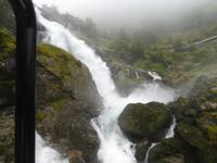 Kleivafossen auf dem Weg zum Briksdalsbreen Gletscher