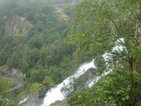 Kleivafossen auf dem Weg zum Briksdalsbreen Gletscher