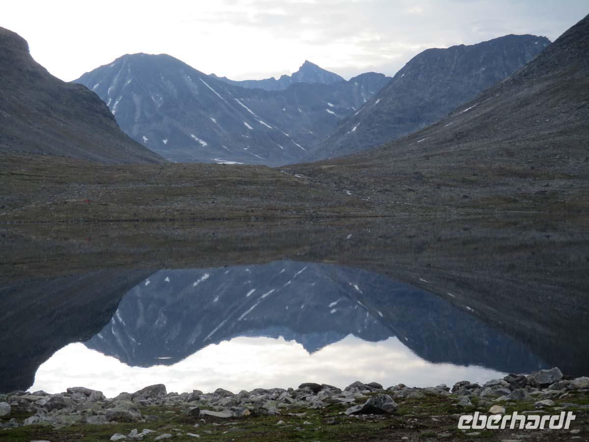 Die Styggbetind spiegelt sich im See