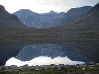 Die Styggbetind spiegelt sich im See