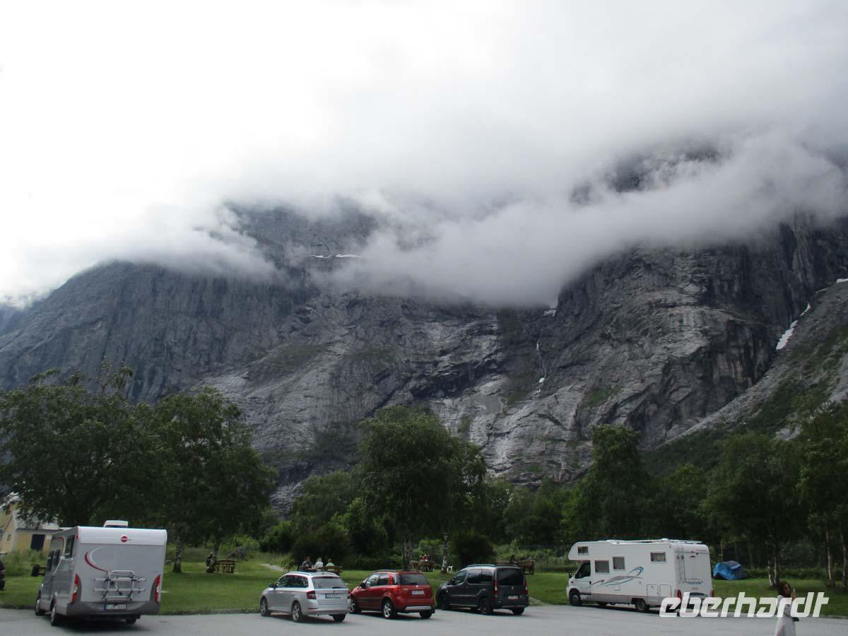 Tief hängende Wolken an der Trollwand