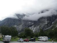 Tief hängende Wolken an der Trollwand