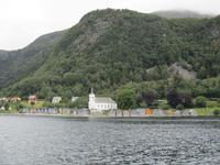 Rorbuer vor der Kirche in Selje
