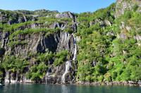 261 Lofoten, Adlersafari, Wasserfall im Trollfjord