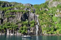 262 Lofoten, Adlersafari, Wasserfall im Trollfjord
