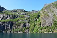 264 Lofoten, Adlersafari, Wasserfall im Trollfjord