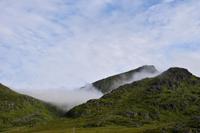 325 Lofoten, Nebel in den Bergen bei Vareidskaret