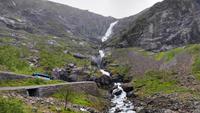 242 Trollstige mit Stigfossen und eht-Reisebus