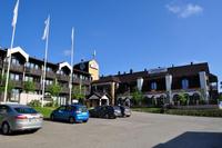 Unser Hotel in SaariselkÃ€ - finnisch Lappland - der Nordkapptag mit blauem Himmel - welch Auftakt