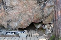 KarhunpesÃ€kivi am MyössÃ€jÃ€rvi als Teil des InarijÃ€rvi besser bekannt als BÃ€renhöhle