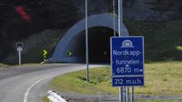 Vorher der Nordkapptunnelen mit seinen 6870m LÃ€nge fÜhrt er 212 m unter dem Fjord und somit unter dem Meeresspiegel hindurch.