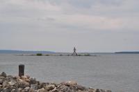 Eine Übermenschlich grosse Statue weist den Schiffen den Zugang zur Schleuse als Teil des Götakanals auch besser bekannt als 