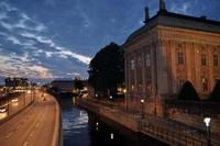 Der unscheinbare Ábergang von der Insel Riddarholmen auf die Insel Gamla Stan der eigentlichen Stockholmer Altstadt mit dem königlichen Schloss