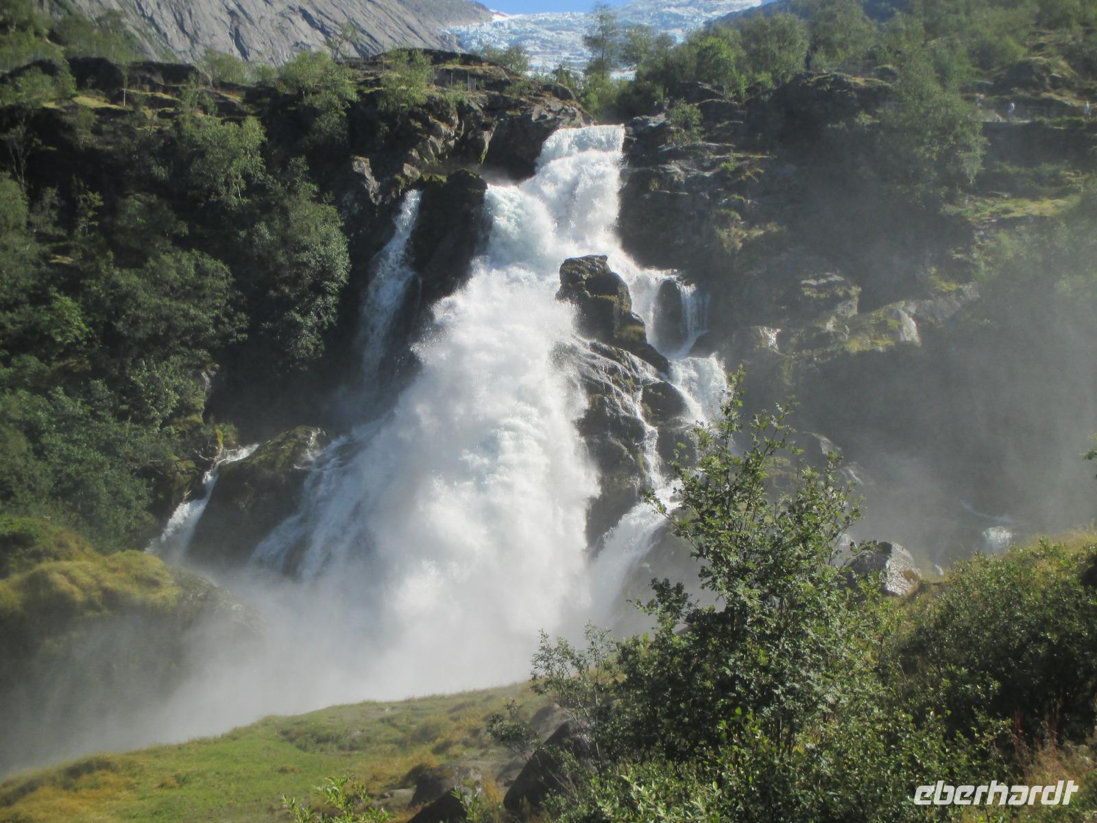 Wasserfall am Briksdalsbreen