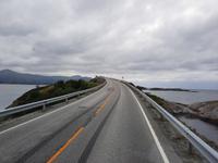 Atlantikstraße - Fahrt über die Storseisundbrücke...