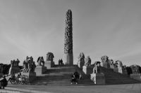 Menschenleerer Vigelandspark in Oslo - Reisen in Corona-Zeiten macht es möglich