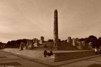 Menschenleerer Vigelandspark in Oslo - Reisen in Corona-Zeiten macht es möglich