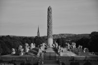 Menschenleerer Vigelandspark in Oslo - Reisen in Corona-Zeiten macht es möglich