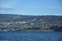 Blick über den Mjøsa-See auf Lillehammer (am Berg das Olympia-Stadion mit Schanzen)