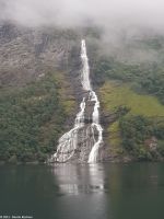 Minikreuzfahrt durch den Geirangerfjord - Von Geiranger nach Hellesylt - Der Wasserfall Freier bildet die Form einer Bierflasche