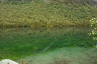 Das Lygnstøylvatnet - ein Gebirgssee - entstand erst nach einem gewaltigen Felssturz 1908 - das aufgestaute Wasser überflutete die Siedlung, die noch heute unter Wasser zu sehen ist...