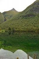 Das Lygnstøylvatnet - ein Gebirgssee - entstand erst nach einem gewaltigen Felssturz 1908 - das aufgestaute Wasser überflutete die Siedlung, die noch heute unter Wasser zu sehen ist...