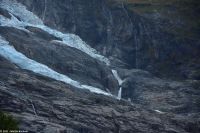 Der Bøyabreen - ein weiterer Auslassgletscher des Jostedalsbreen - wir erleben einen kleinen Lawinen-Abgang - durch den Wasserfall gehen die Reste des Abgangs