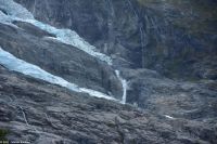 Der Bøyabreen - ein weiterer Auslassgletscher des Jostedalsbreen - wir erleben einen kleinen Lawinen-Abgang - durch den Wasserfall gehen die Reste des Abgangs