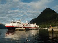 Hurtigruten vorm Hausberg Nesaksla in Åndalsnes