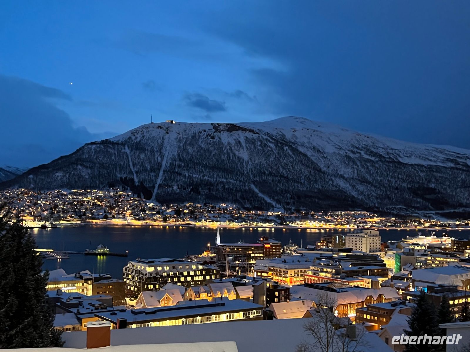 Blick aus Tromsö u. den Hausberg von Tromsö