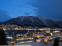 Blick aus Tromsö u. den Hausberg von Tromsö