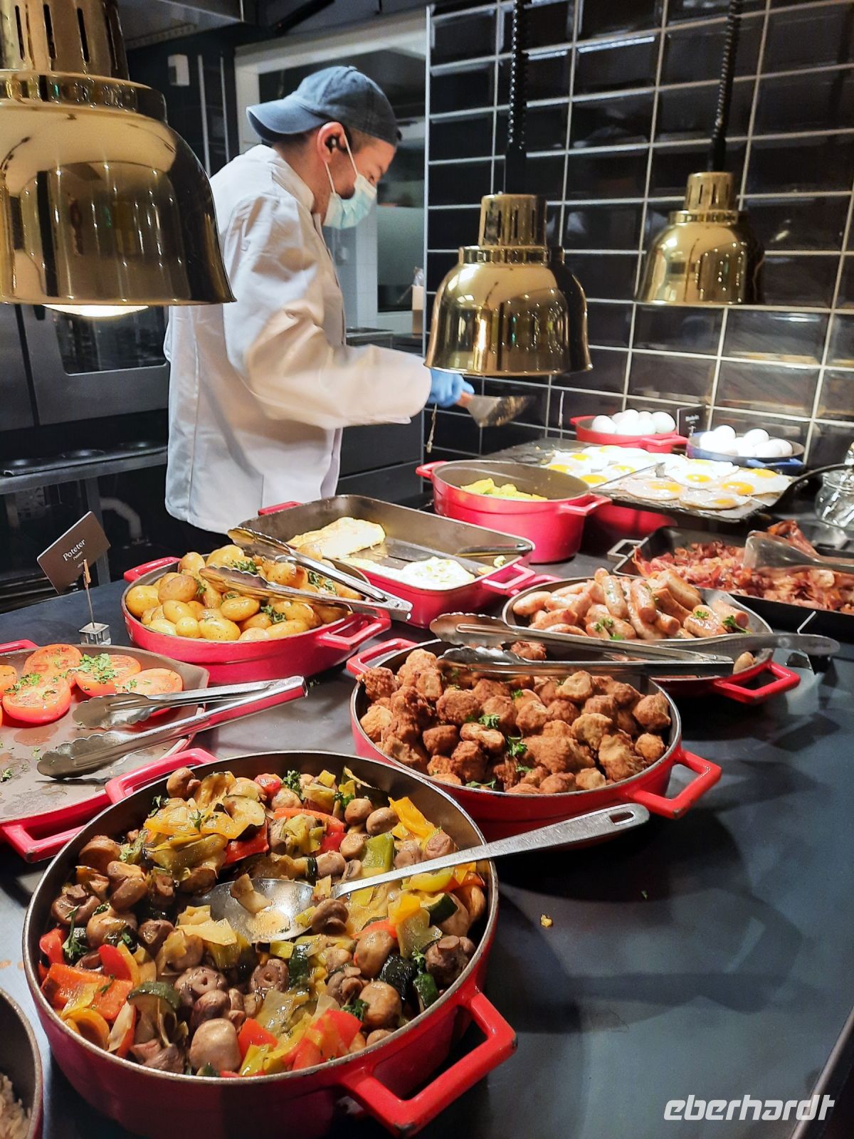 Norwegen - Tromso - Frühstücksbuffet im Thon Hotel Polar.jpg