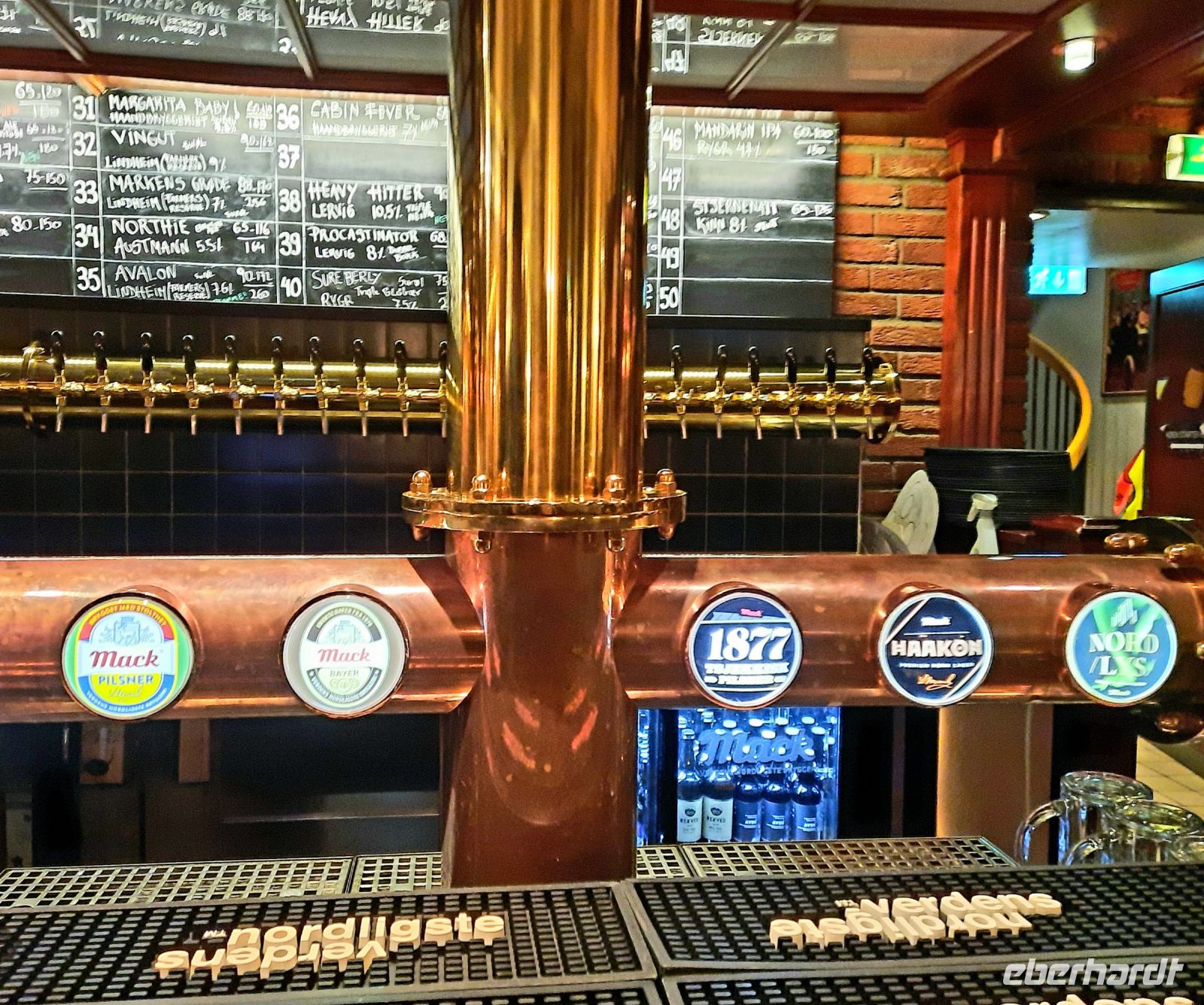 Norwegen - Tromso - Olhallen, längster Thresen Nordeuropas mit 72 Zapfhähnen.jpg