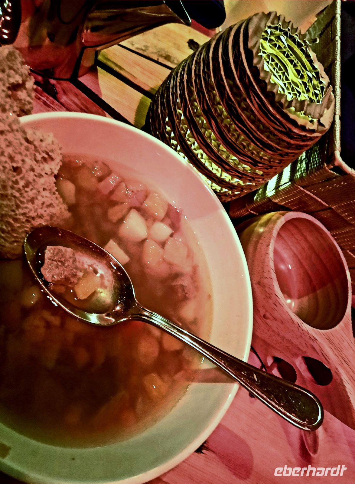 Norwegen - wärmende Rentiersuppe auf der Husky Farm.jpg