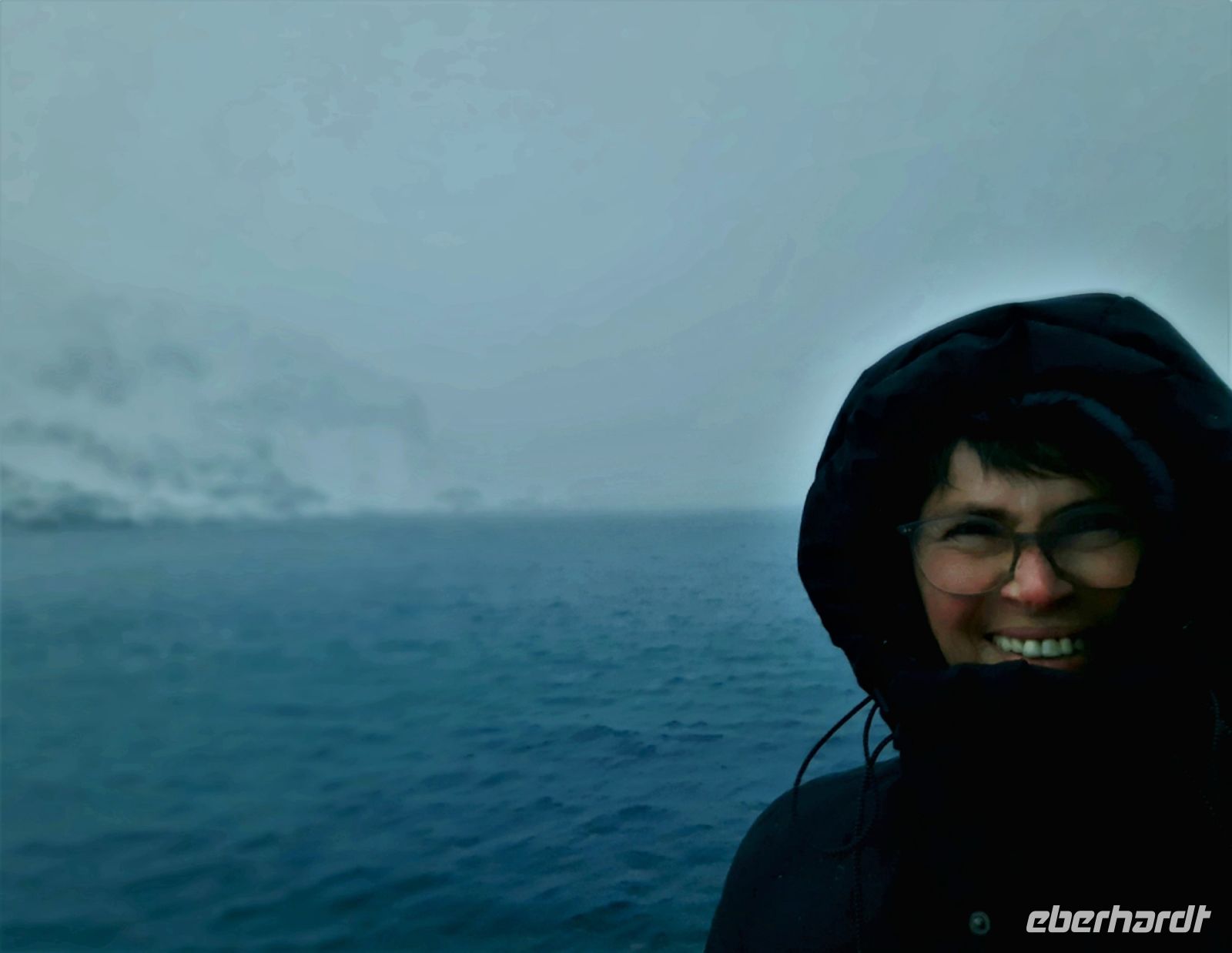 Norwegen - Tromso - Annett bei der Schifffahrt in stürmischen, arktischen Gewässern.jpg