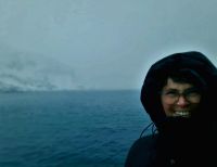 Norwegen - Tromso - Annett bei der Schifffahrt in stürmischen, arktischen Gewässern.jpg