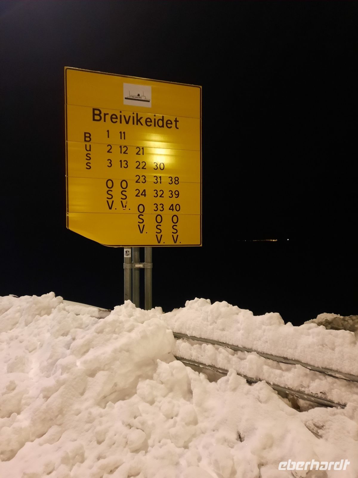 Norwegen - Warten auf die Fähre von Svensby nach Breidvik im Tiefschnee.jpg