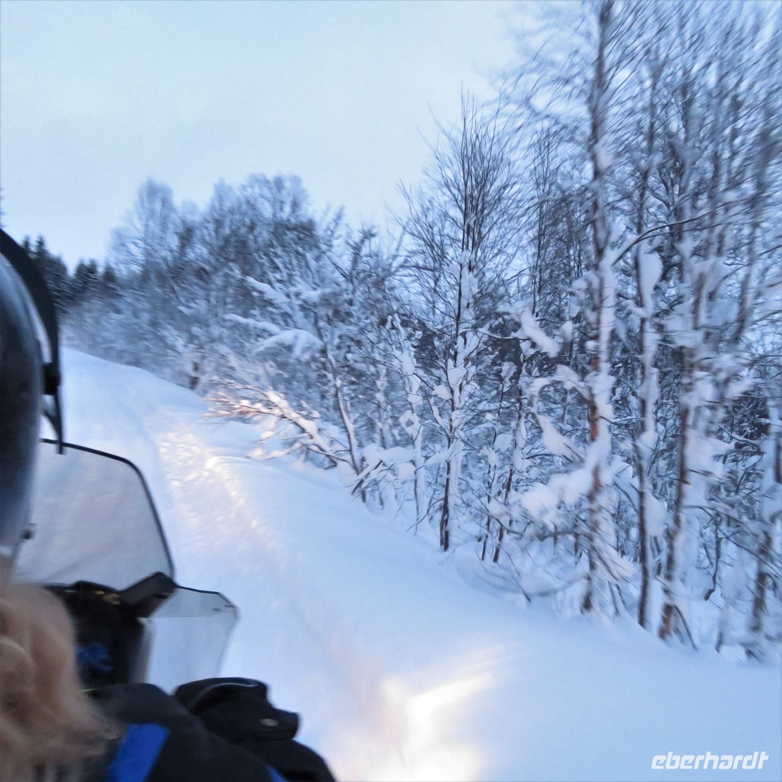 Norwegen - Motorschlitten Fahrt im Tiefschnee.JPG
