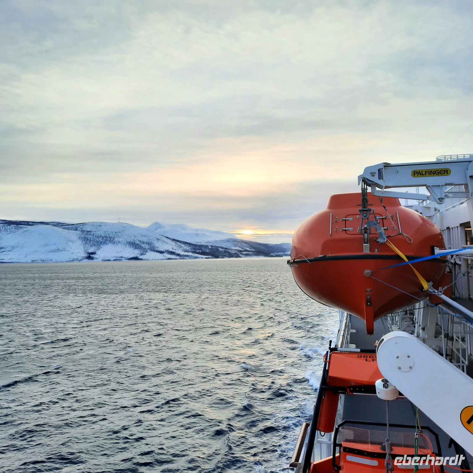 Norwegen - Schifffahrt von Finnsnes nach Tromso, einem Teil der Hurtigruten.jpg
