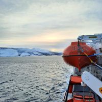 Norwegen - Schifffahrt von Finnsnes nach Tromso, einem Teil der Hurtigruten.jpg