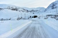Die E10 verläuft immer parallel zur Kiruna-Narvik-Erzbahn (Arctic Express, LKAB)