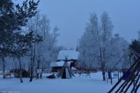 Nutti Sami Siida - Jukkasjärvi - Rentier mit traditionellem Lavvu (Zelt)