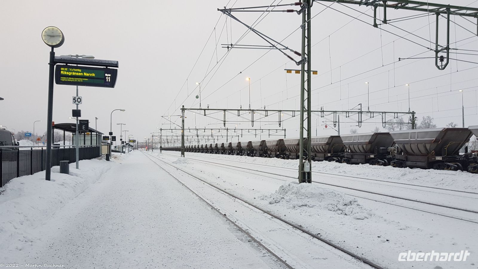 Bahnhof Kiruna - Warten auf den Arctic Express - Nachtzug aus Stockholm auf dem Weg ins norwegische Narvik